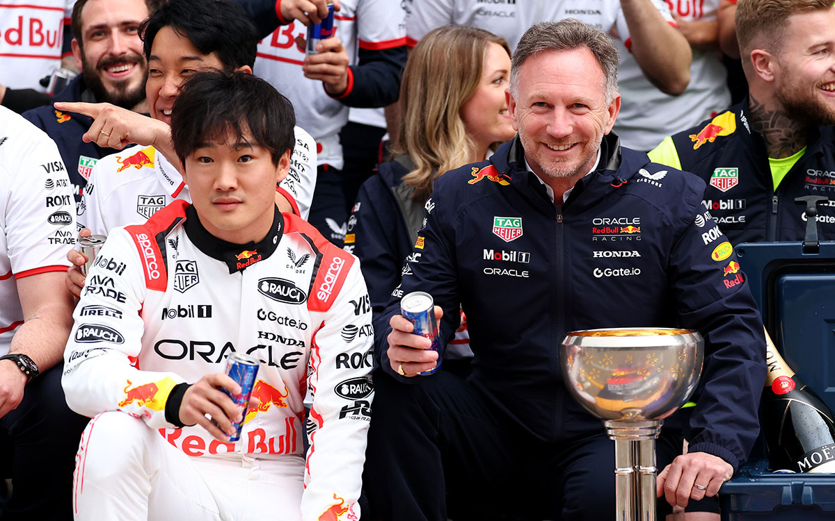 2025年F1日本大奖赛,角田裕毅与红牛领队霍纳共同庆祝维斯塔潘夺冠