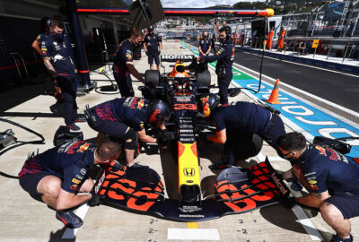 2021年F1俄罗斯大奖赛一练，在车库前对维斯塔潘驾驶的33号赛车进行作业的红牛机械师