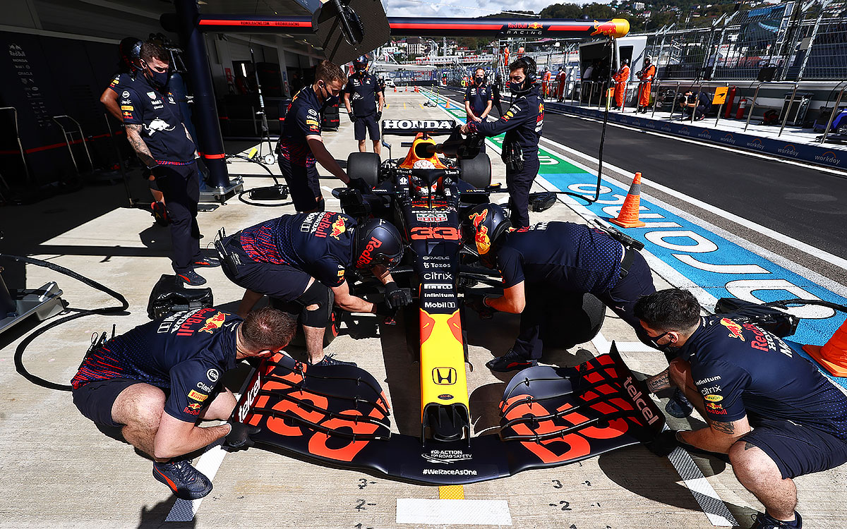 2021年F1俄罗斯大奖赛一练，在车库前对维斯塔潘驾驶的33号赛车进行作业的红牛机械师