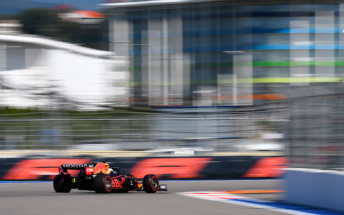 2021年F1俄罗斯大奖赛一练,行驶在索契赛道的红牛车手维斯塔潘