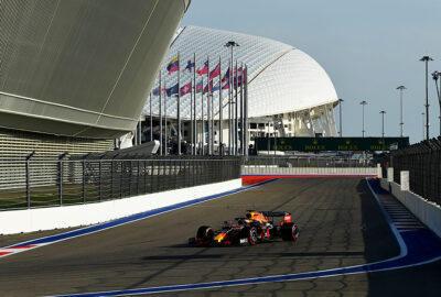 2020年F1俄罗斯大奖赛二练，驾驶红牛-本田RB16行驶在索契赛道的马克斯·维斯塔潘