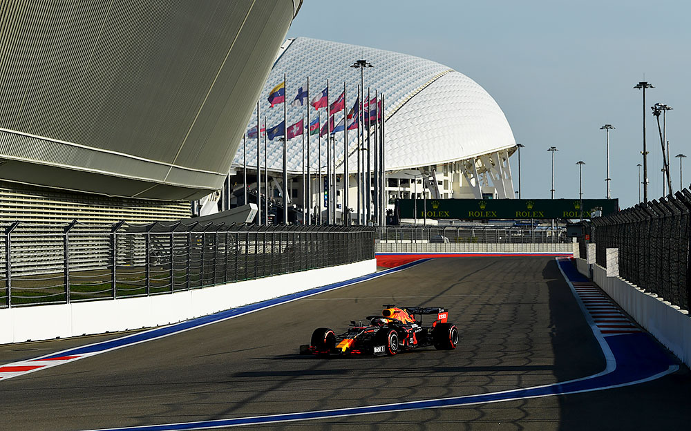2020年F1俄罗斯大奖赛二练，驾驶红牛-本田RB16行驶在索契赛道的马克斯·维斯塔潘