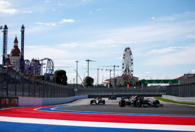 2021年F1俄罗斯大奖赛一练，行驶在索契赛道的F1赛车