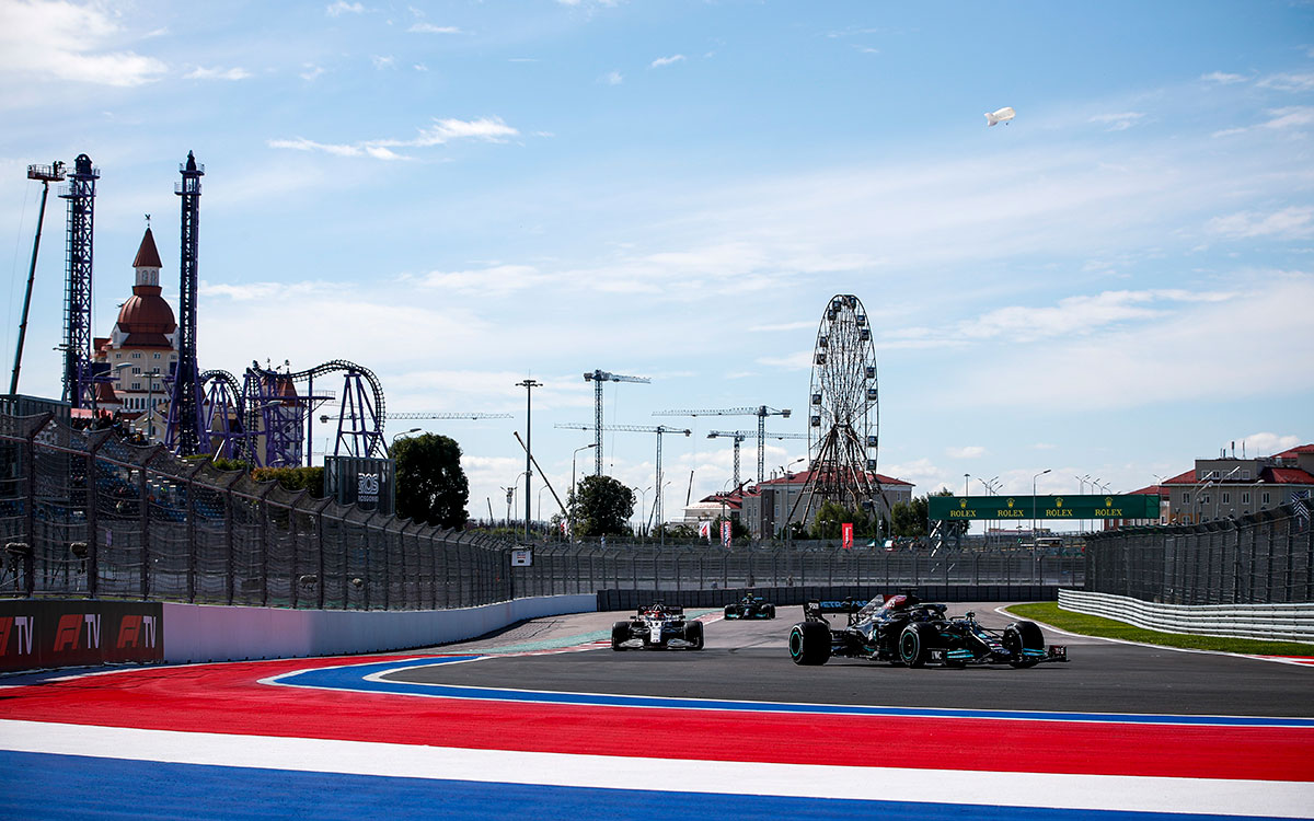 2021年F1俄罗斯大奖赛一练，行驶在索契赛道的F1赛车