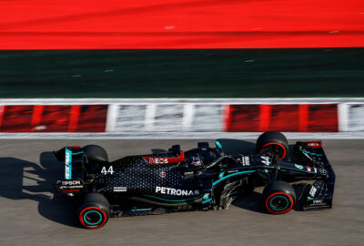 2020年F1俄罗斯大奖赛三练，行驶在索契赛道的梅赛德斯车手刘易斯·汉密尔顿