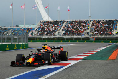 2020年F1俄罗斯大奖赛排位赛，行驶在索契赛道的红牛-本田车手马克斯·维斯塔潘