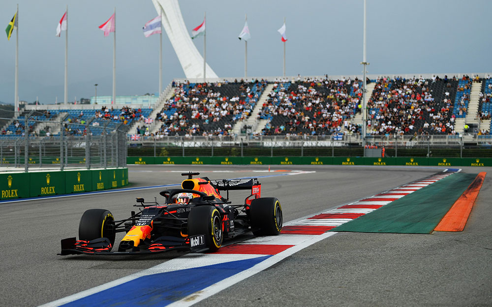 2020年F1俄罗斯大奖赛排位赛，行驶在索契赛道的红牛-本田车手马克斯·维斯塔潘
