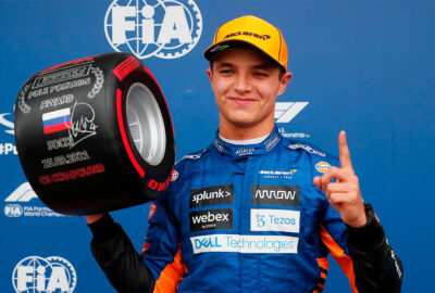 2021年F1俄罗斯大奖赛排位赛，手持倍耐力杆位奖的迈凯伦车手诺里斯