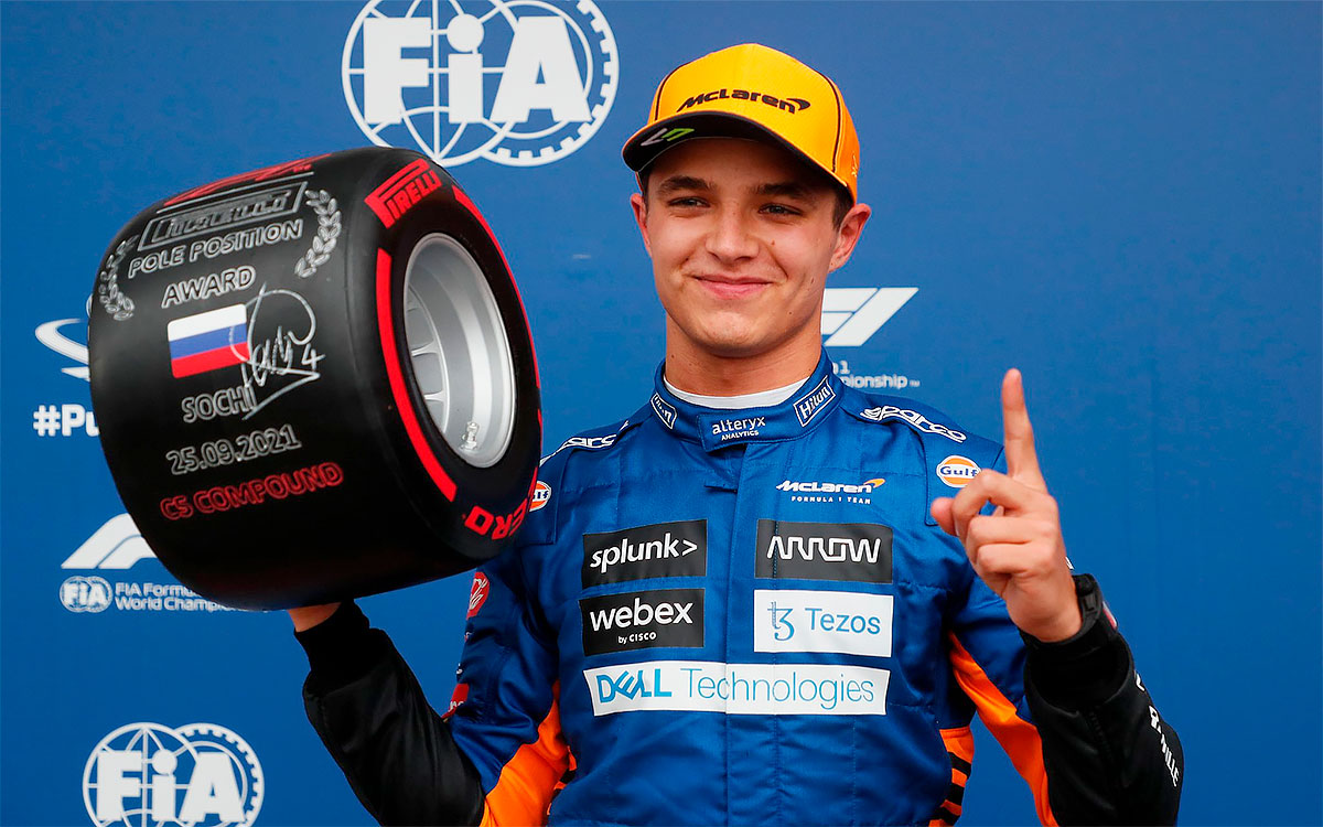 2021年F1俄罗斯大奖赛排位赛，手持倍耐力杆位奖的迈凯伦车手诺里斯