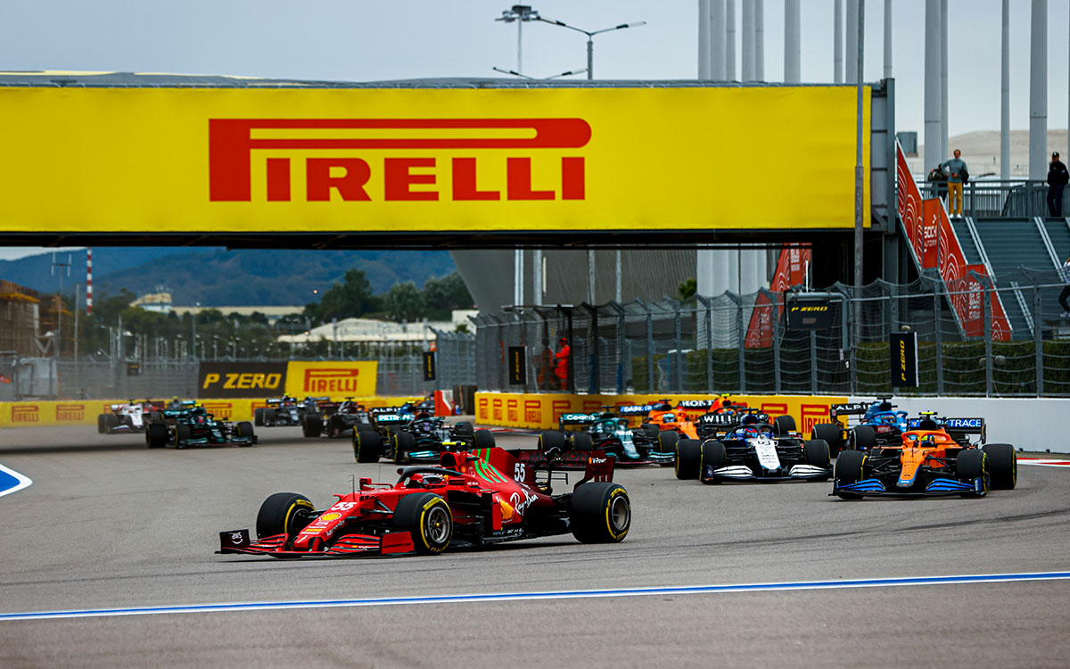 2021年F1俄罗斯大奖赛正赛,发车圈在第4弯领跑集团的法拉利车手塞恩斯