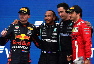 2021年F1俄罗斯大奖赛正赛，登上领奖台的红牛车手维斯塔潘、梅赛德斯车手汉密尔顿与法拉利车手塞恩斯