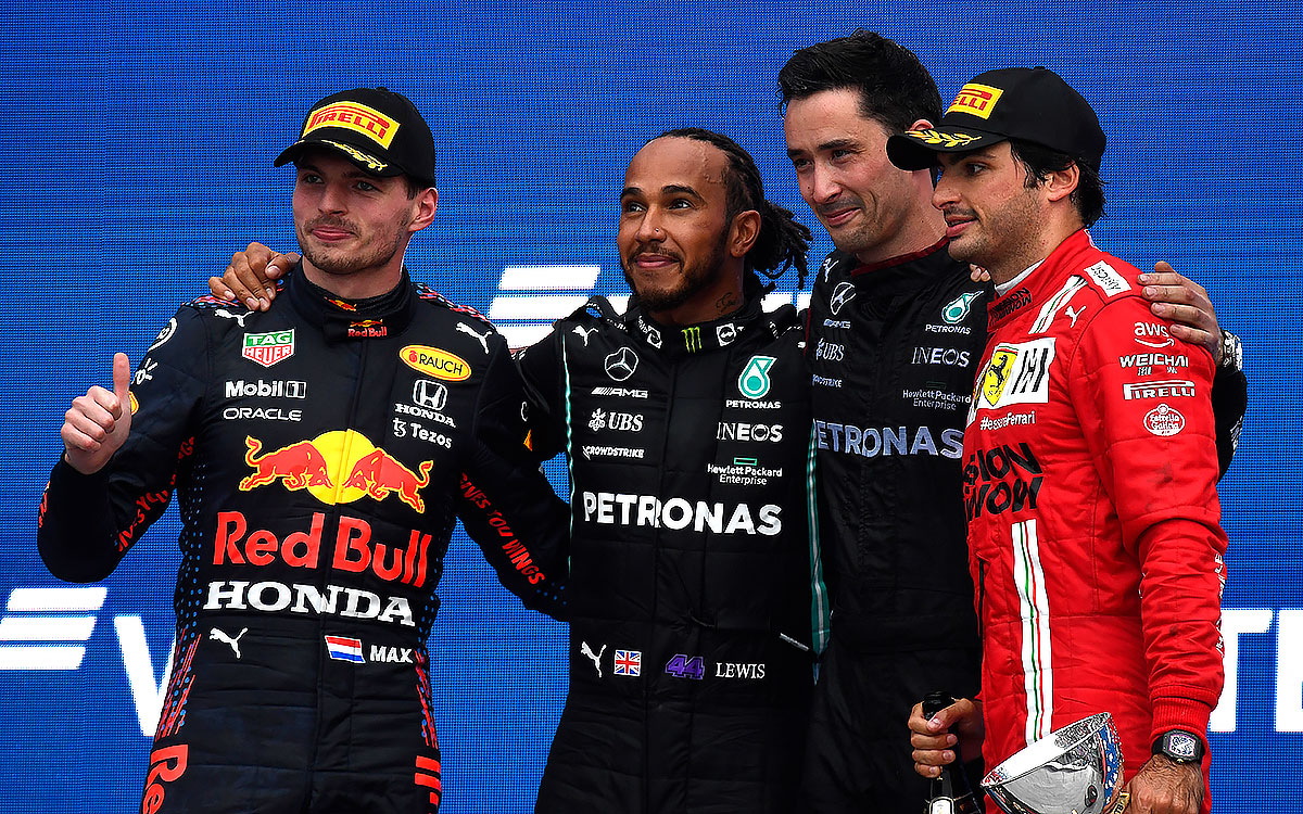 2021年F1俄罗斯大奖赛正赛，登上领奖台的红牛车手维斯塔潘、梅赛德斯车手汉密尔顿与法拉利车手塞恩斯