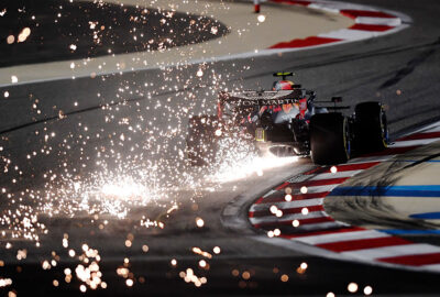 2020年F1萨基尔大奖赛二练，火花四溅地驶过夜色中巴林国际赛道的红牛-本田