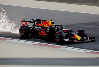 2020年F1萨基尔大奖赛三练，火花四溅地行驶在巴林国际赛道外侧布局的红牛-本田车手马克斯·维斯塔潘