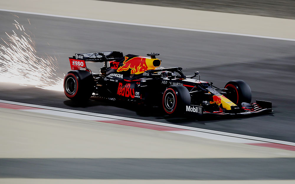 2020年F1萨基尔大奖赛三练，火花四溅地行驶在巴林国际赛道外侧布局的红牛-本田车手马克斯·维斯塔潘