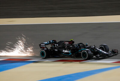 2020年F1萨基尔大奖赛排位赛，行驶在夜色中巴林国际赛道的梅赛德斯车手瓦尔特利·博塔斯