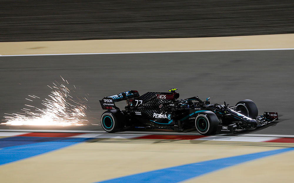 2020年F1萨基尔大奖赛排位赛，行驶在夜色中巴林国际赛道的梅赛德斯车手瓦尔特利·博塔斯