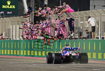 2020年F1萨基尔大奖赛正赛，率先迎接格子旗的塞尔希奥·佩雷兹与欢呼庆祝的赛点成员