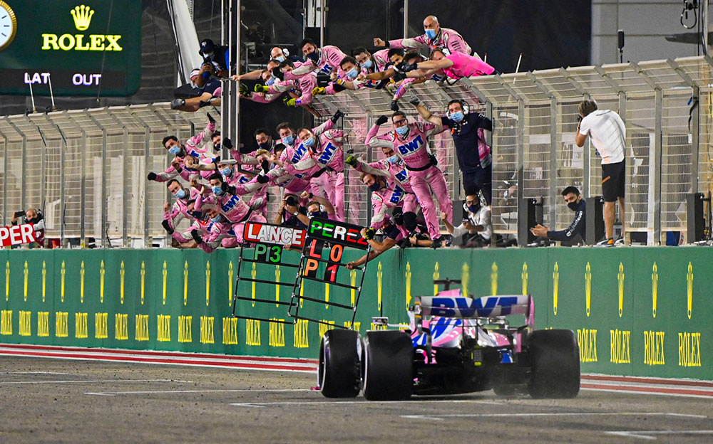 2020年F1萨基尔大奖赛正赛，率先迎接格子旗的塞尔希奥·佩雷兹与欢呼庆祝的赛点成员