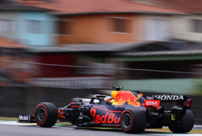 2021年F1圣保罗大奖赛一练，行驶在英特拉格斯赛道的红牛车手维斯塔潘
