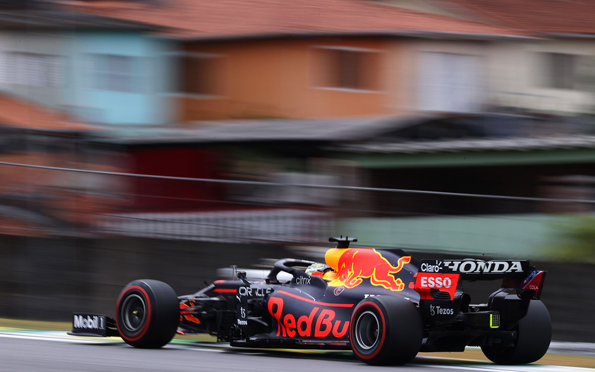 2021年F1圣保罗大奖赛一练，行驶在英特拉格斯赛道的红牛车手维斯塔潘