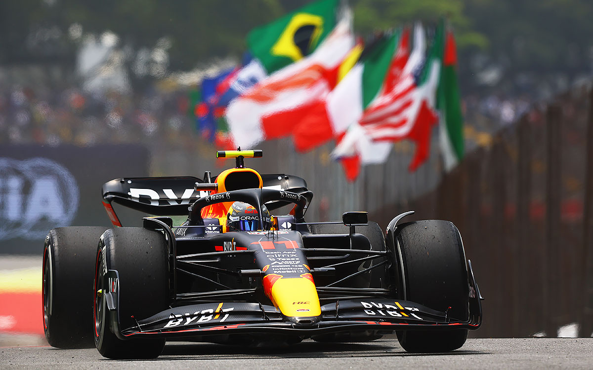 2022年F1圣保罗大奖赛一练，佩雷兹驾驶红牛在英特拉格斯赛道行驶