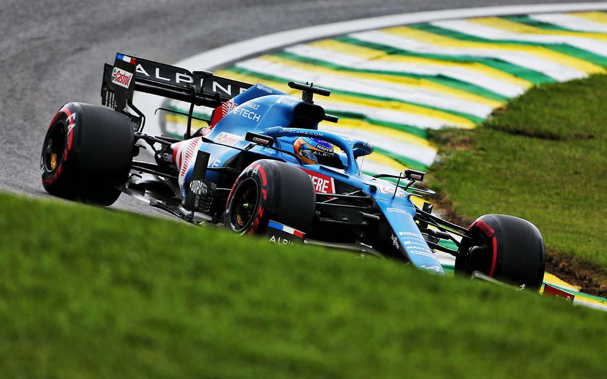 2021年F1圣保罗大奖赛，行驶在英特拉格斯赛道的阿尔派车手阿隆索