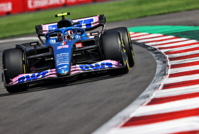 2022年F1圣保罗大奖赛二练，奥康驾驶阿尔派在英特拉格斯赛道行驶