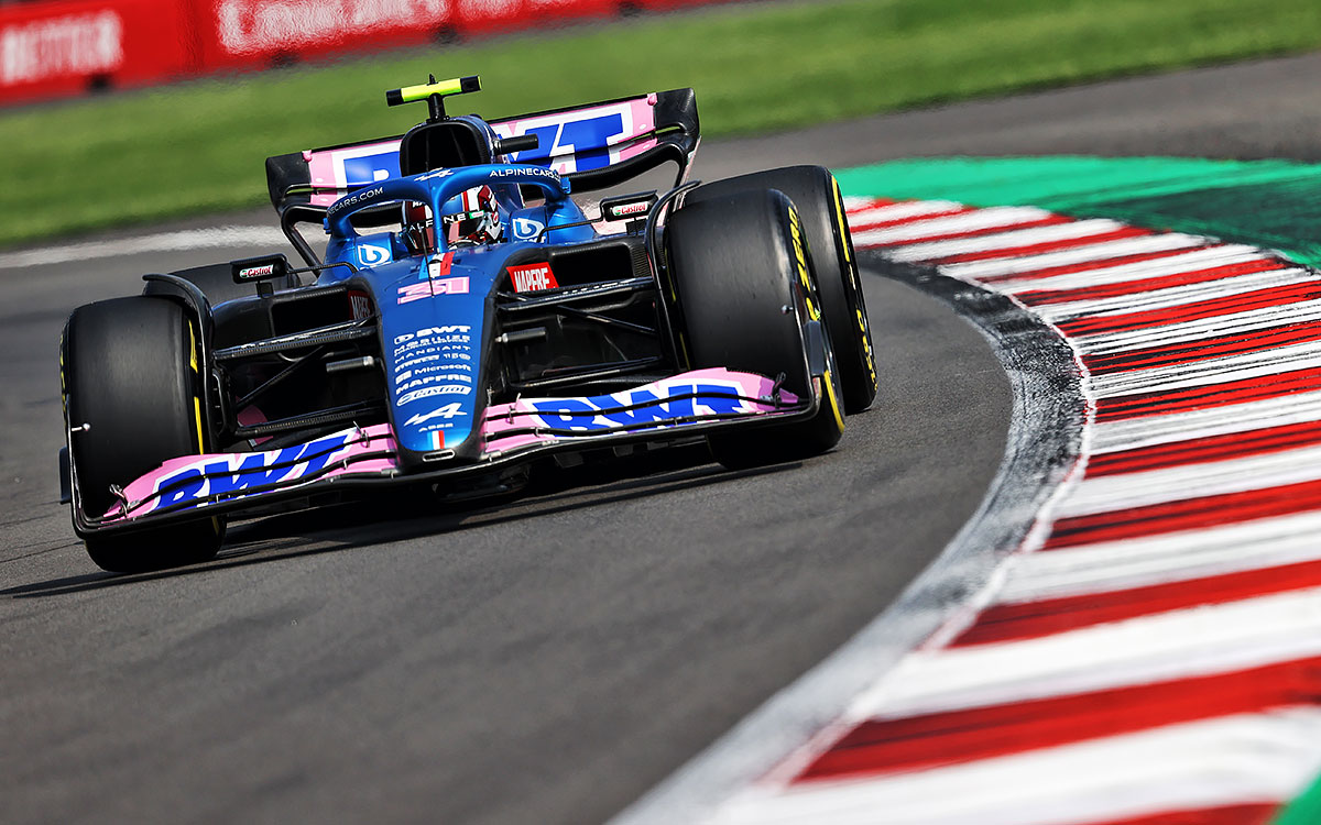2022年F1圣保罗大奖赛二练，奥康驾驶阿尔派在英特拉格斯赛道行驶