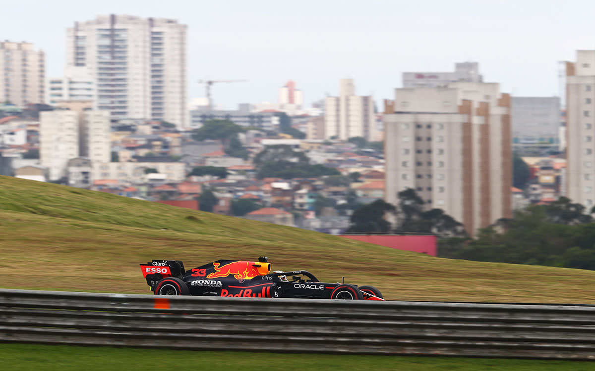2021年F1圣保罗大奖赛排位赛,行驶在英特拉格斯赛道的红牛车手维斯塔潘
