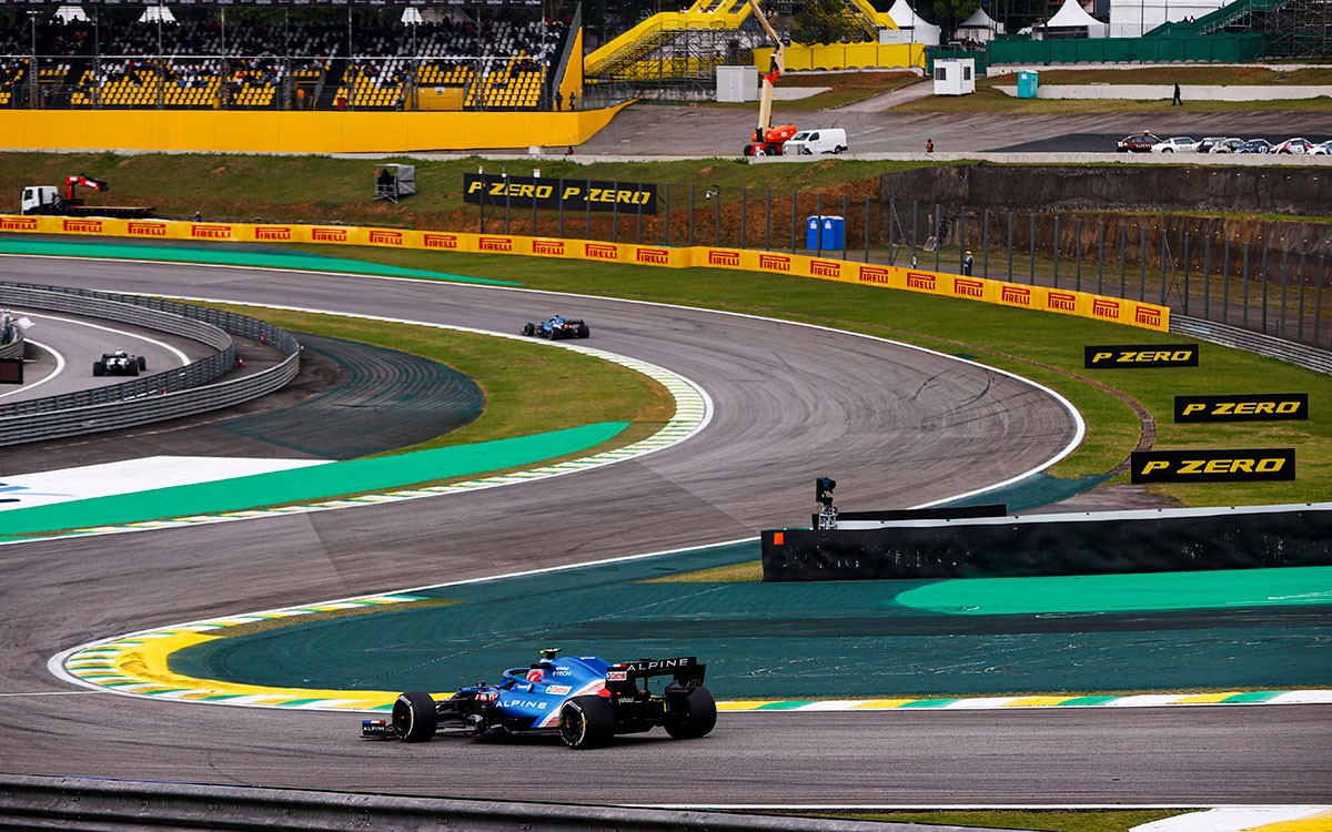 2021年F1圣保罗大奖赛一练,行驶在英特拉格斯赛道的阿尔派车队赛车