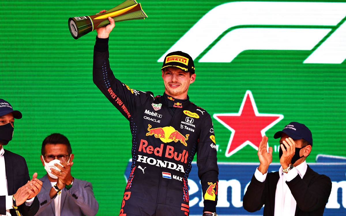 2021年F1圣保罗大奖赛正赛，在领奖台上高举亚军奖杯的红牛车手维斯塔潘
