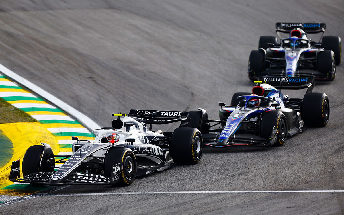 2022年F1圣保罗大奖赛正赛,与威廉姆斯双车缠斗的角田裕毅(红牛二队)