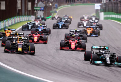 2021年F1圣保罗大奖赛冲刺赛，发车后驶入第1弯的集团