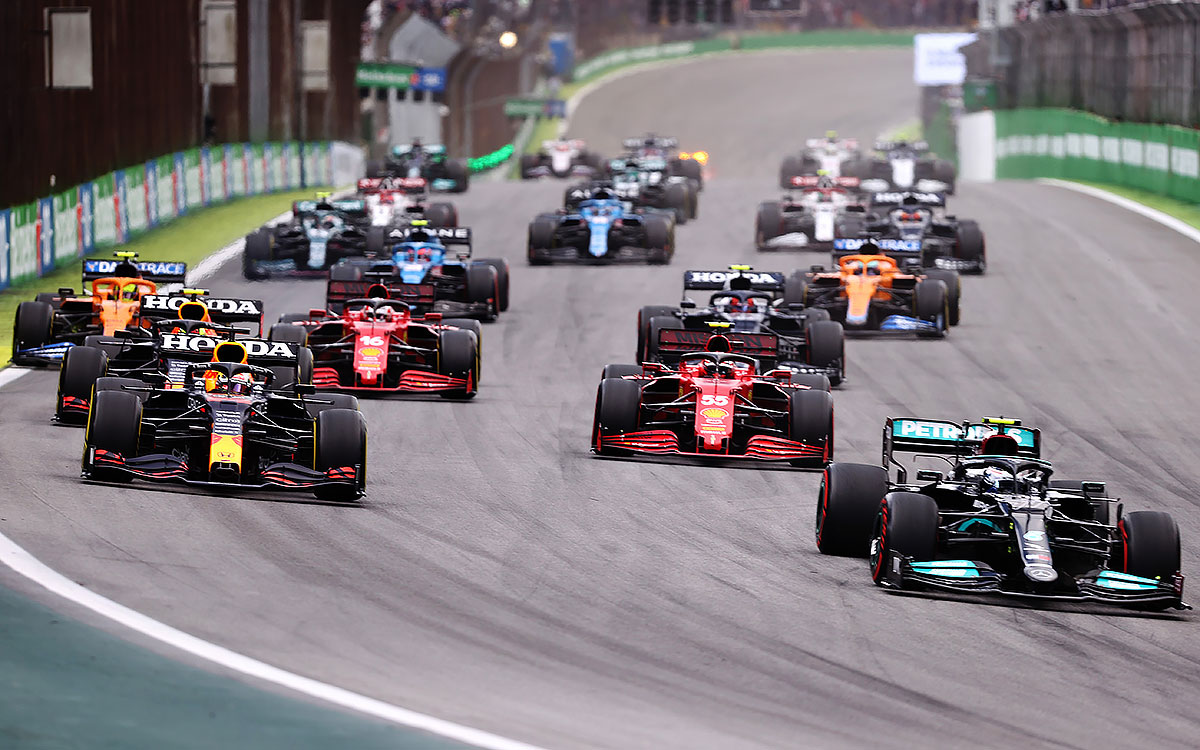 2021年F1圣保罗大奖赛冲刺赛，发车后驶入第1弯的集团