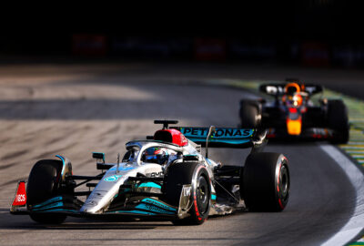 2022年F1圣保罗大奖赛冲刺赛，超越维斯塔潘（红牛）升至头名的拉塞尔（梅赛德斯）