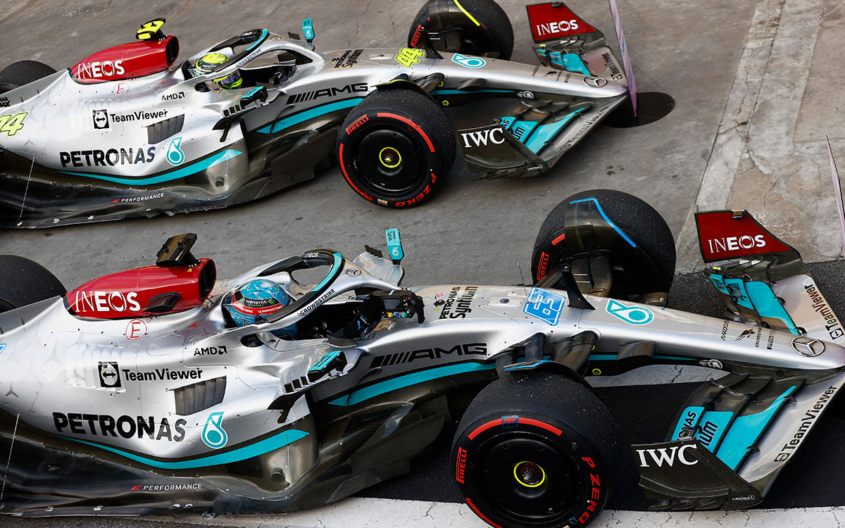 2022年F1圣保罗大奖赛冲刺赛，夺冠后将W13停进帕克费尔梅区的拉塞尔与汉密尔顿