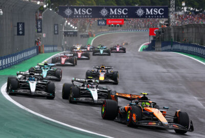 2025年F1圣保罗大奖赛冲刺赛，杆位起步的诺里斯领跑车群驶向1号弯