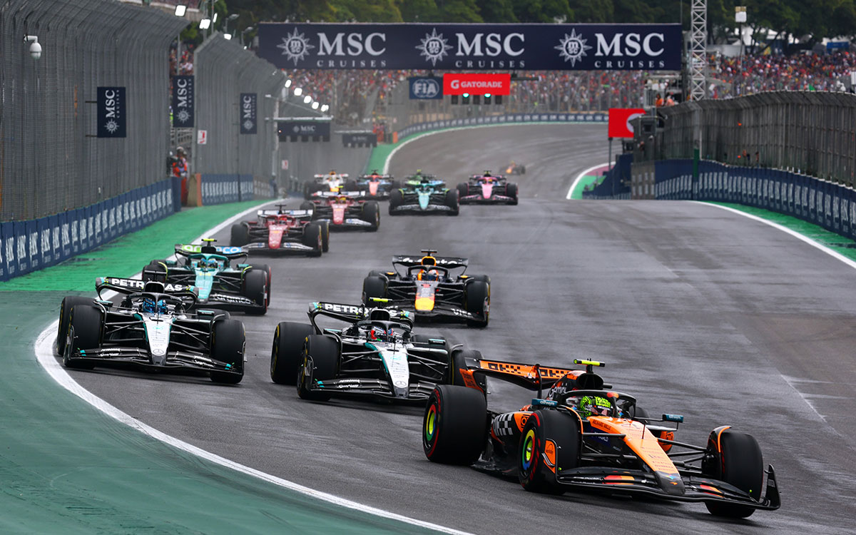 2025年F1圣保罗大奖赛冲刺赛，杆位起步的诺里斯领跑车群驶向1号弯