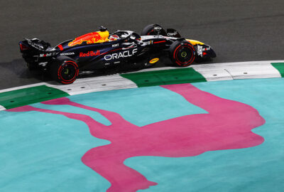 2024年F1沙特阿拉伯大奖赛，维斯塔潘驾驶红牛赛车在吉达滨海赛道飞驰