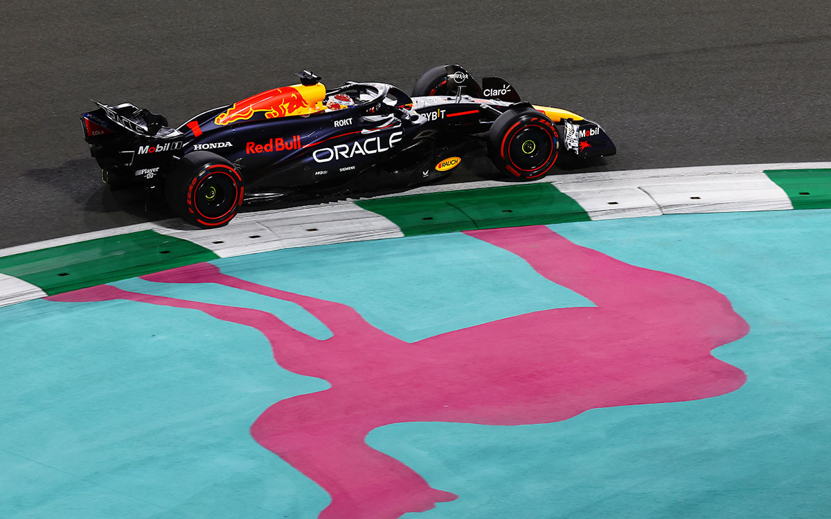 2024年F1沙特阿拉伯大奖赛，维斯塔潘驾驶红牛赛车在吉达滨海赛道飞驰