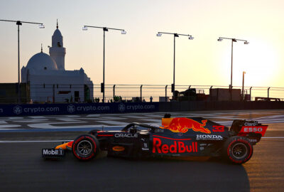 2021年F1沙特阿拉伯大奖赛一练，行驶在吉达滨海赛道的红牛车手维斯塔潘