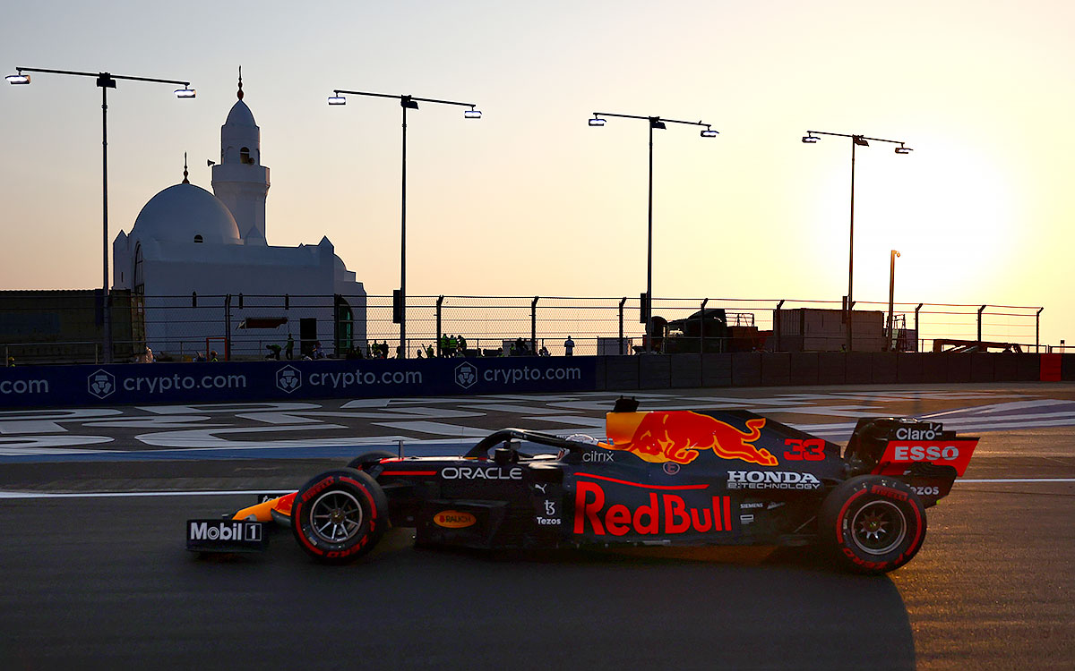 2021年F1沙特阿拉伯大奖赛一练，行驶在吉达滨海赛道的红牛车手维斯塔潘
