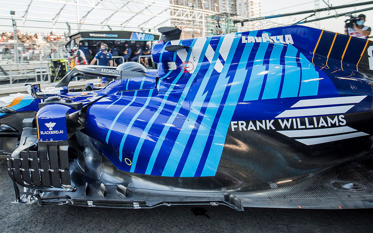 2021年F1沙特阿拉伯大奖赛一练，搭载弗兰克·威廉姆斯爵士追悼涂装的威廉姆斯FW43B（拉塞尔）