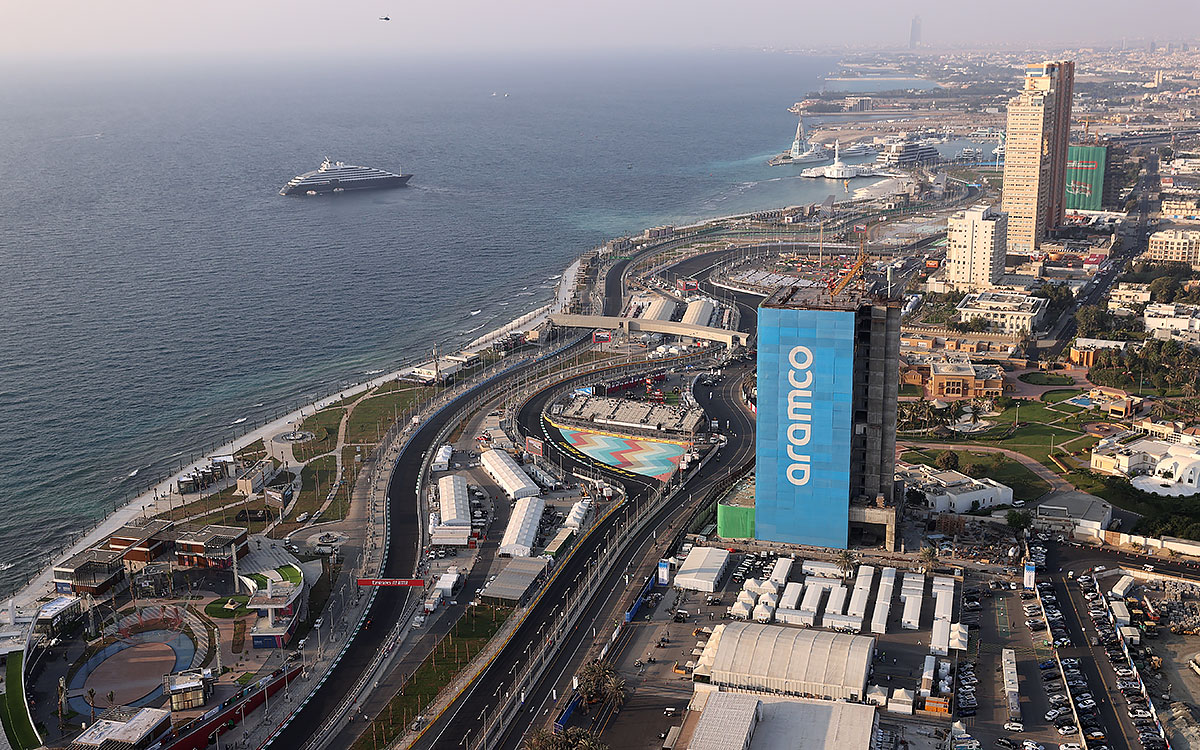 2021年F1沙特阿拉伯大奖赛一练，吉达滨海赛道的航拍画面