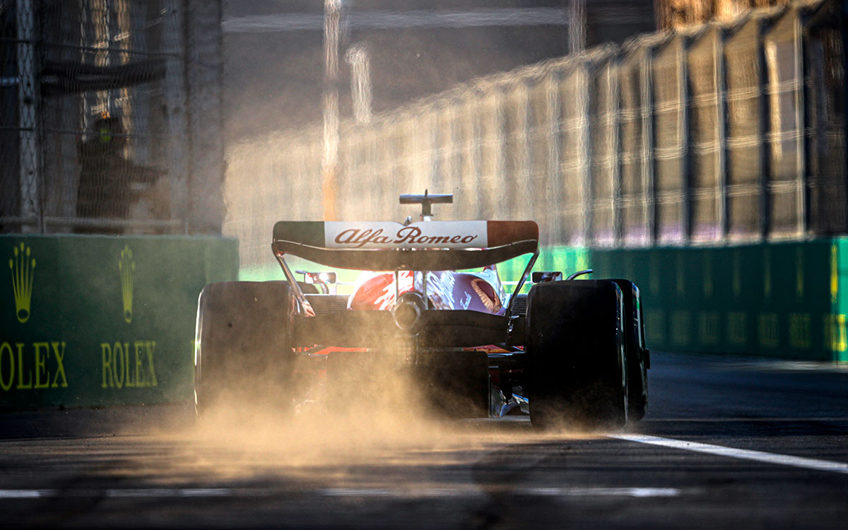 2022年F1沙特阿拉伯大奖赛一练,阿尔法·罗密欧C42卷起路面沙尘