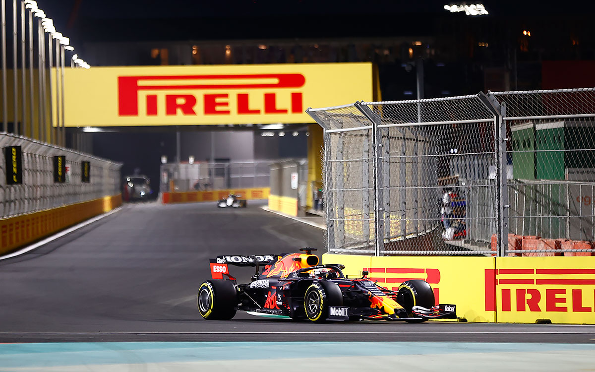2021年F1沙特阿拉伯大奖赛二练,在夜色中行驶在吉达滨海赛道的红牛车手维斯塔潘