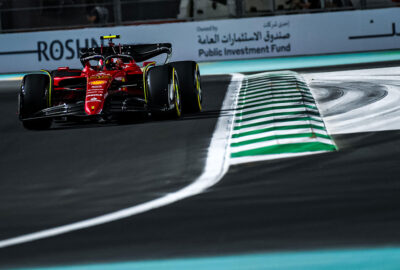 2022年F1沙特阿拉伯大奖赛，塞恩斯驾驶法拉利在吉达市街赛道行驶