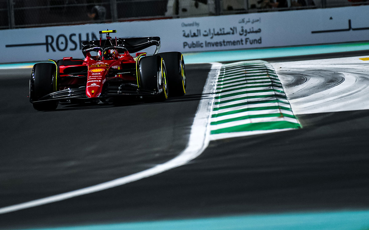 2022年F1沙特阿拉伯大奖赛，塞恩斯驾驶法拉利在吉达市街赛道行驶