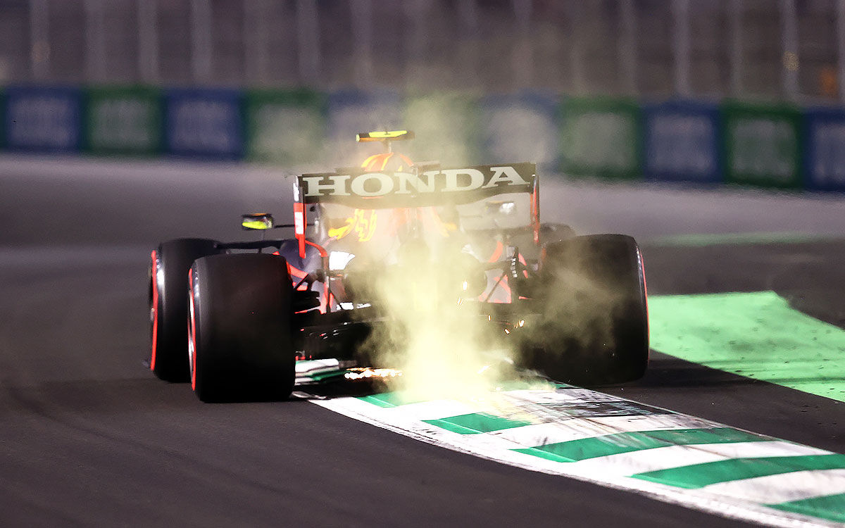 2021年F1沙特阿拉伯大奖赛三练,行驶在路肩上的红牛车手佩雷兹